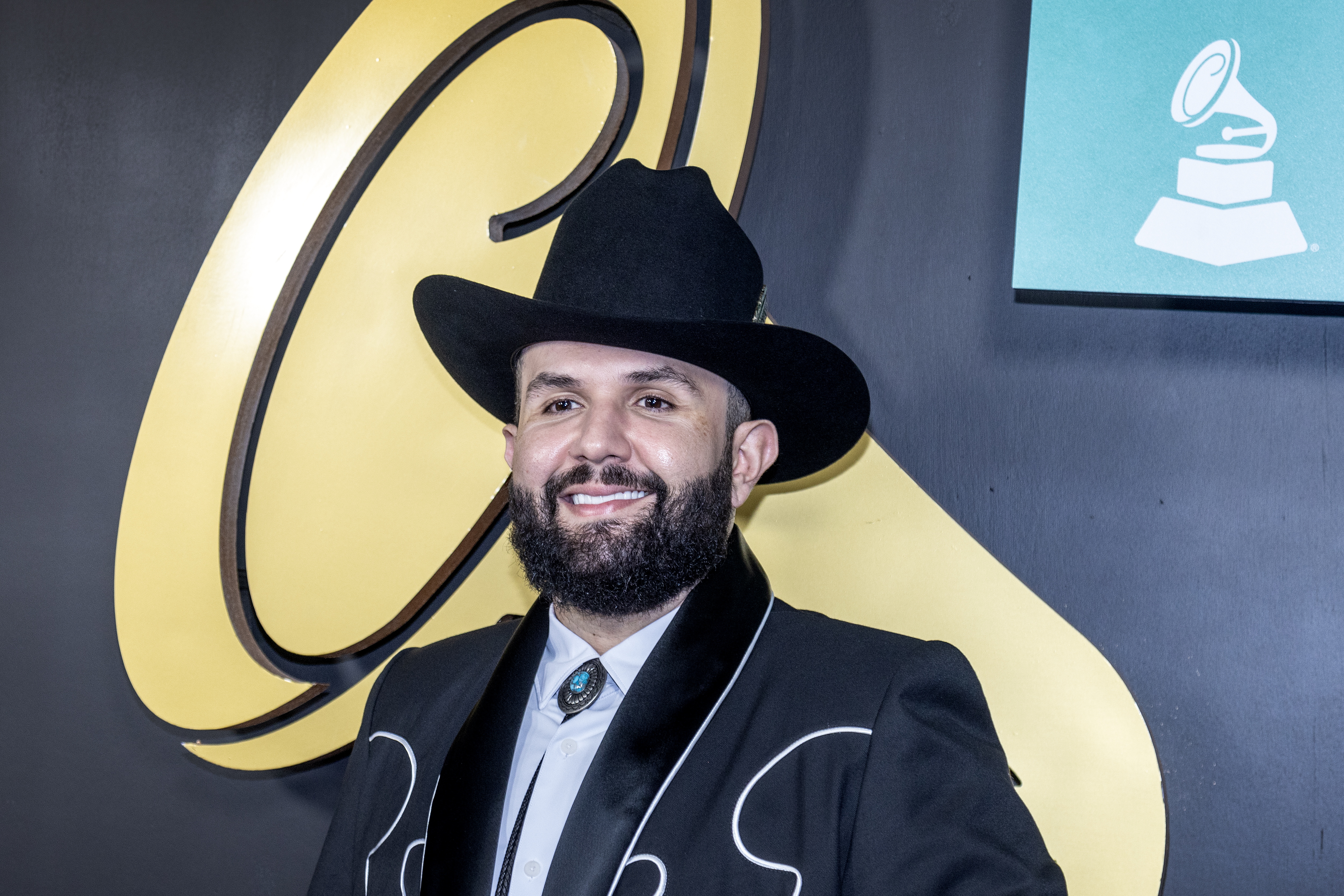 Carin León sugiere “regular los corridos prohibidos y las redes sociales”