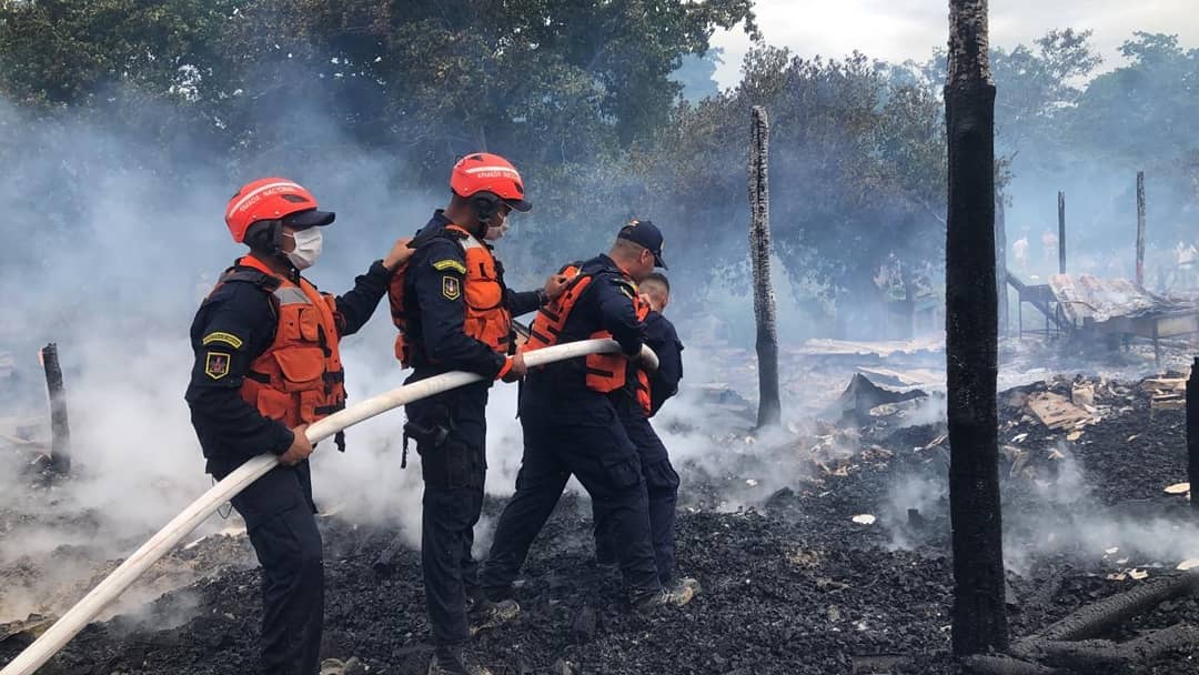 Cuatro personas capturadas por incendio en Playa Blanca que dejó diez quioscos en ruinas