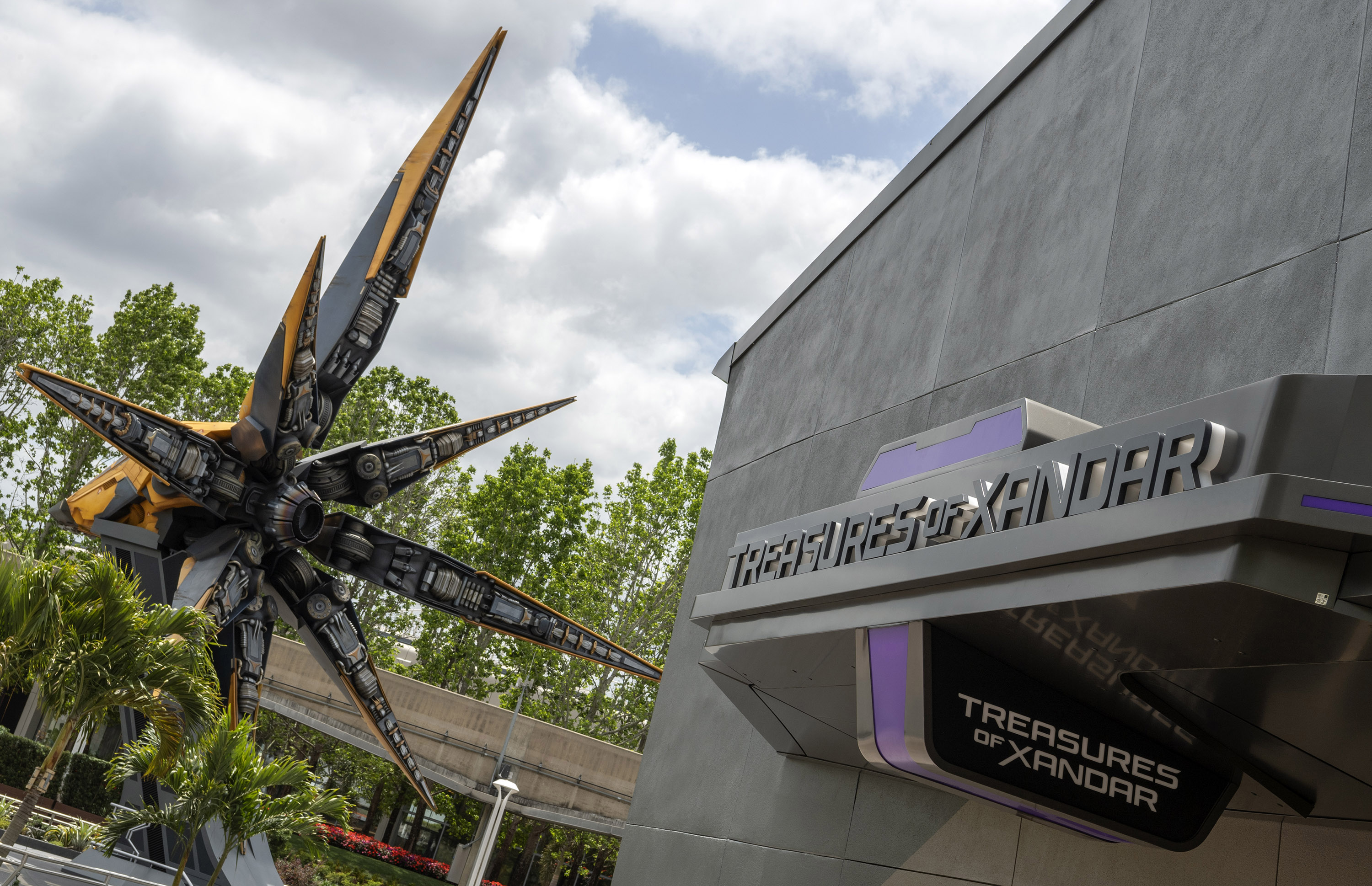 “Guardians of the Galaxy: Cosmic Rewind” es la montaña rusa más larga de cualquier parque temático de Disney completamente cerrada y una de las montañas rusas cerradas más largas del mundo.