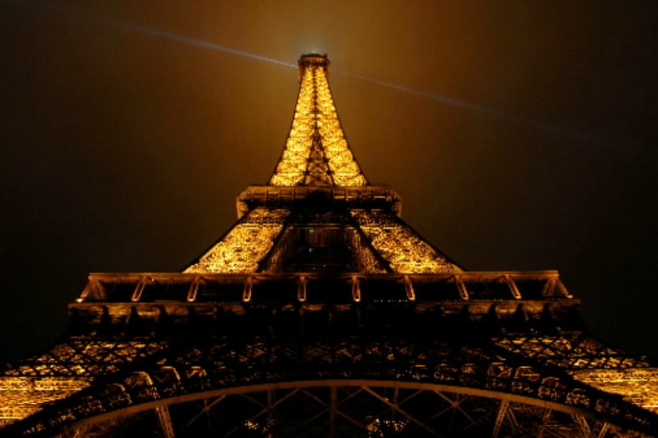 París apaga sus monumentos emblemáticos para sumarse a «La Hora del Planeta»