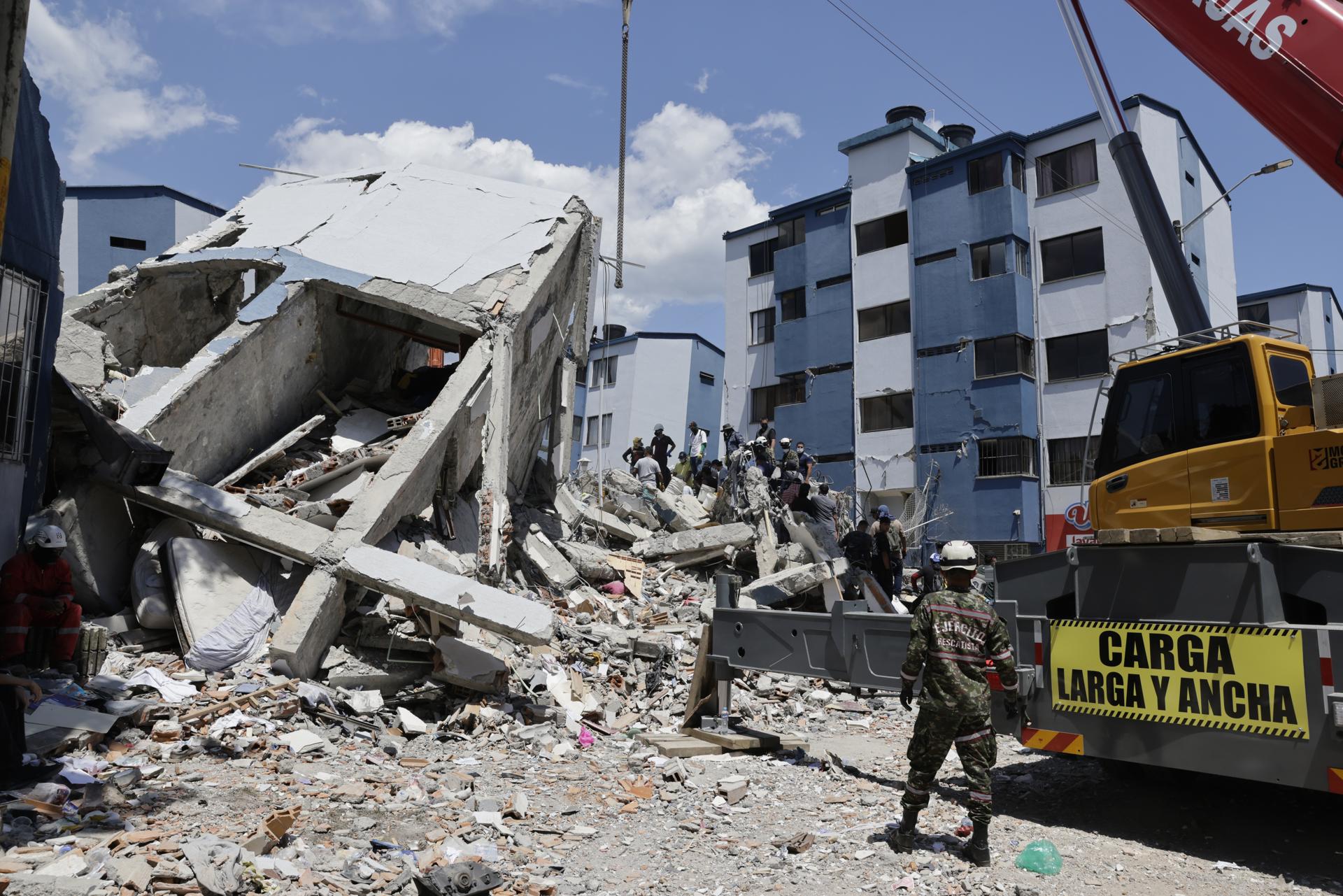 AME7989. PEREIRA (COLOMBIA), 11/08/2026.- Integrantes del Ejercito de Colombia y voluntarios realizan una operación de rescate en los escombros de un edificio tras el terremoto de magnitud 7,4 que sacudió la mayor parte de Colombia, este martes en el sector de La Lorena en Pereira (Colombia). El presidente de Colombia, Abelardo de la Espriella, cifró en 181 el número de muertos por el terremoto de magnitud 7,4 que sacudió el lunes varias zonas del país, balance que contrasta con el de al menos 240 fallecidos contabilizados por las autoridades de los departamentos más afectados. EFE/ Carlos Ortega

