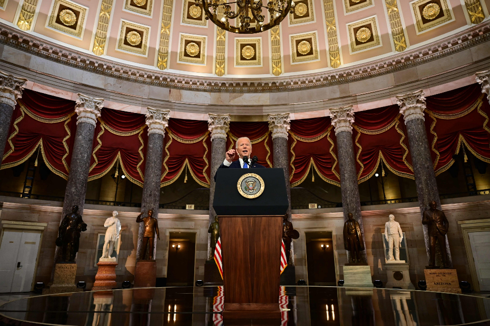 En su discurso, Joe Biden dijo, entre otras cosas, que “en este momento debemos decidir qué tipo de nación vamos a ser. ¿Vamos a ser una nación que acepta la violencia política como norma? ¿Vamos a ser una nación en la que permitiremos que los funcionarios electorales partidistas revoquen la voluntad del pueblo expresada legalmente?".