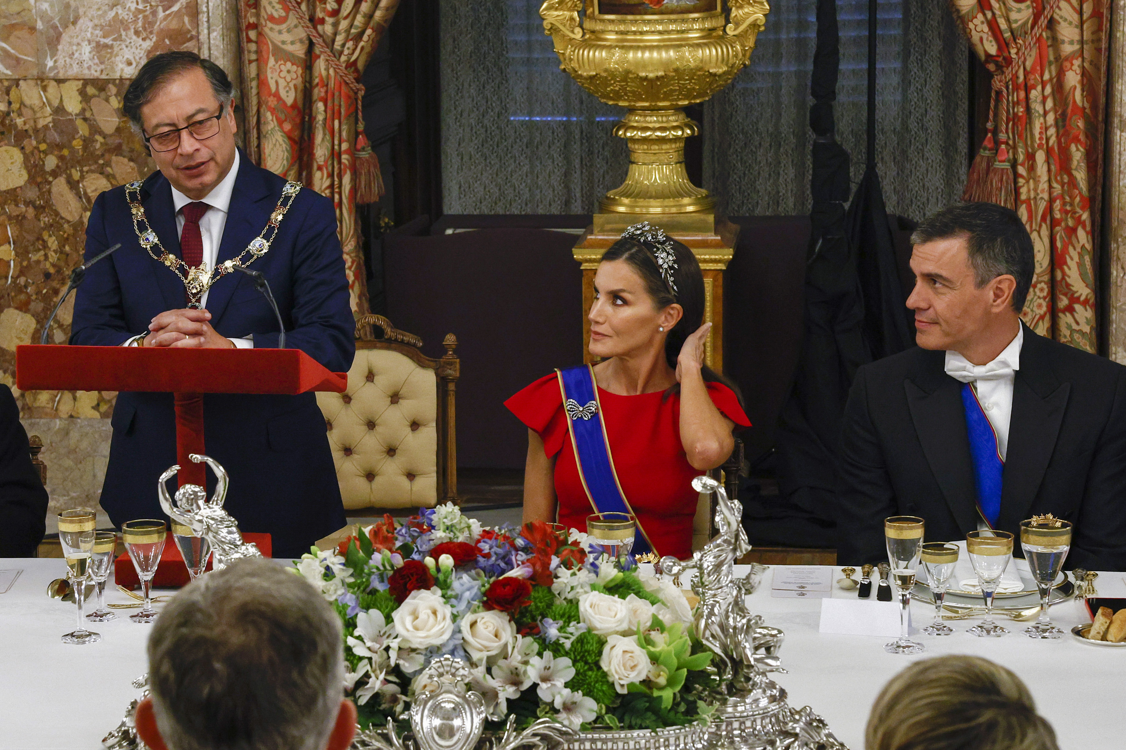 MADRID, 03/05/2023.- La reina Letizia y el presidente del Gobierno, Pedro Sánchez, siguen el discurso del presidente de Colombia, Gustavo Petro, durante la cena de gala que los monarcas españoles ofrecen al mandatario colombiano hoy miércoles en el Palacio Real, en Madrid. EFE/CHEMA MOYA POOL