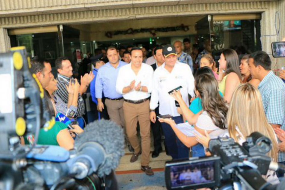 Vargas Lleras al salir de la Clínica Carlos Ardila Lulle de Floridablanca luego de permanecer en cuidados intensivos por problemas de salud. / Twitter Germán Vargas