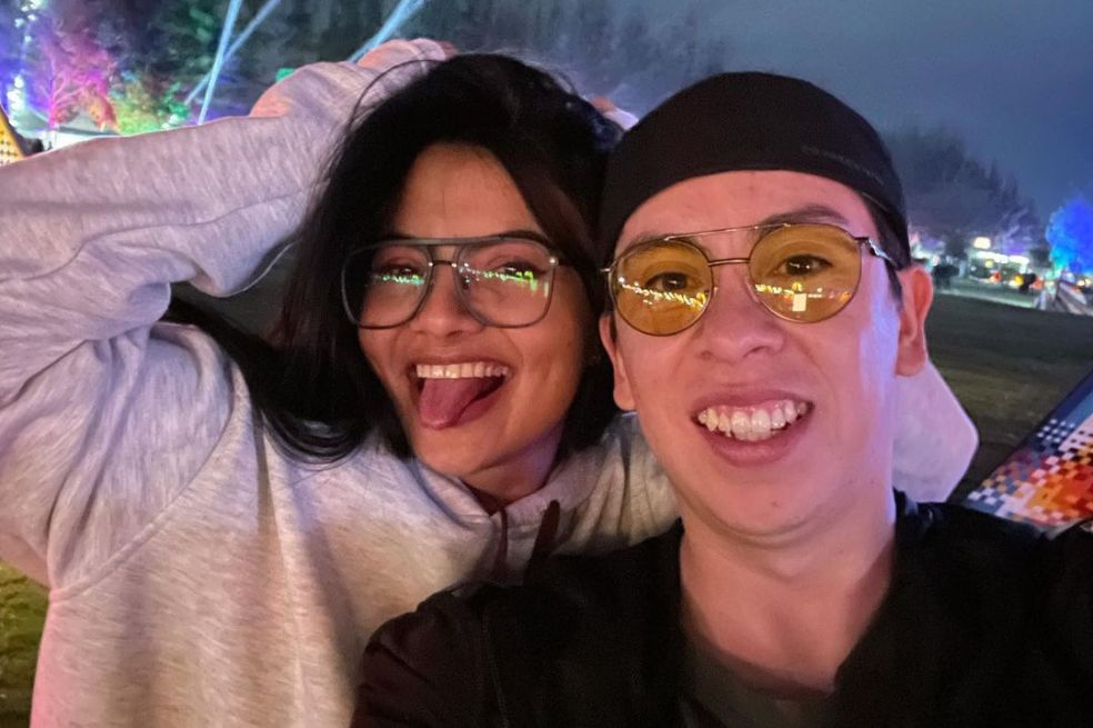 Camilo Sánchez, participante de ‘Survivor, la isla de los famosos’, no oculta su amor con Valeria, la joven que lo apoya desde lejos durante la competencia.