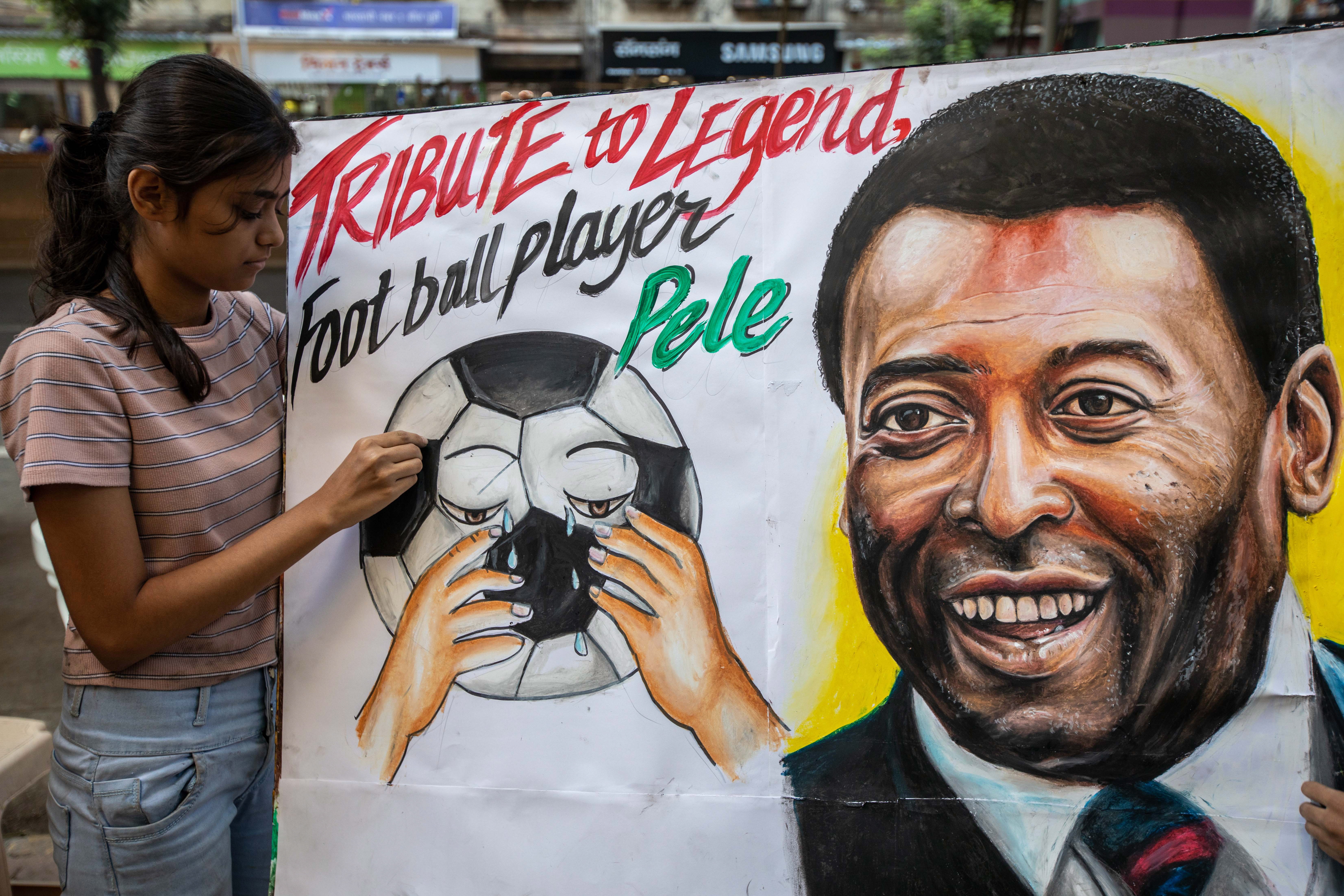 Mumbai (India), 30/12/2022.- Indian students from the Gurukul School of Art draw painting to pay tribute to Brazilian soccer legend Pele, in Mumbai, India, 30 December 2022. Brazilian soccer legend Pele, born Edson Arantes do Nascimento, died at the age of 82. (Brasil) EFE/EPA/DIVYAKANT SOLANKI