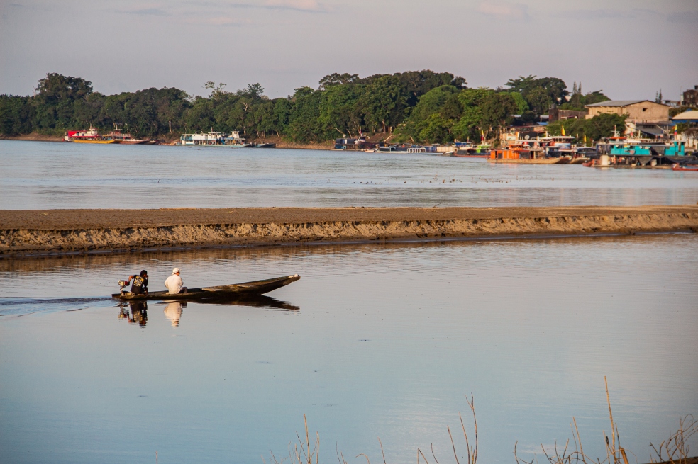 Las comunidades navegan el río Guaviare para llegar a San José, la capital del departamento, tras abandonar sus territorios debido a la violencia y enfrentamientos entre actores armados.