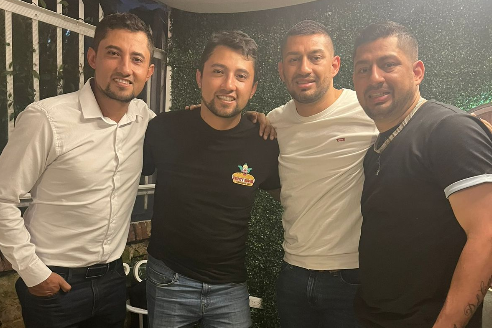 De izquierda a derecha: Jorge Enrique Bernal Castro, William Cañas Velasco, Carlos Alberto Bernal Castro y Wilber Cañas Velasco, los hermanos gemelos separados por error en Bogotá, en 1988.
