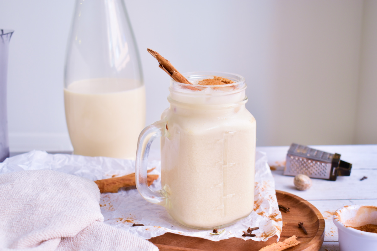 Así se prepara una bebida de almendras chai