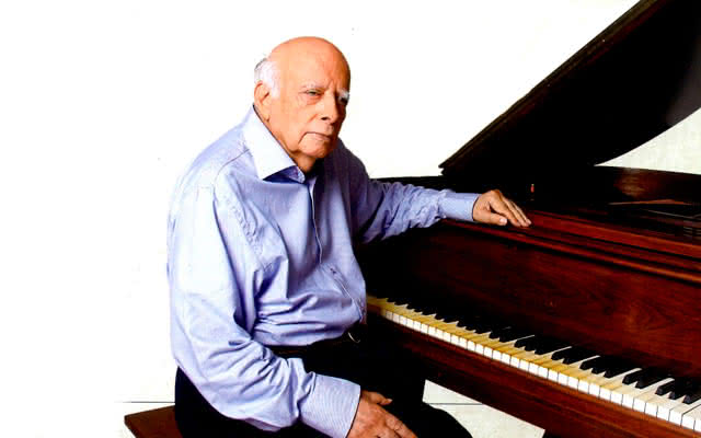 Luis Carlos Figueroa estudió música desde niño y en 1950 se fue a Europa, donde aprendió de grandes maestros. Cuando regreso fue director del Conservatorio de Música de Cali durante 15 años, compositor adscrito al Instituto Colombiano de Cultura (Colcultura) y miembro del Consejo Nacional de Música.