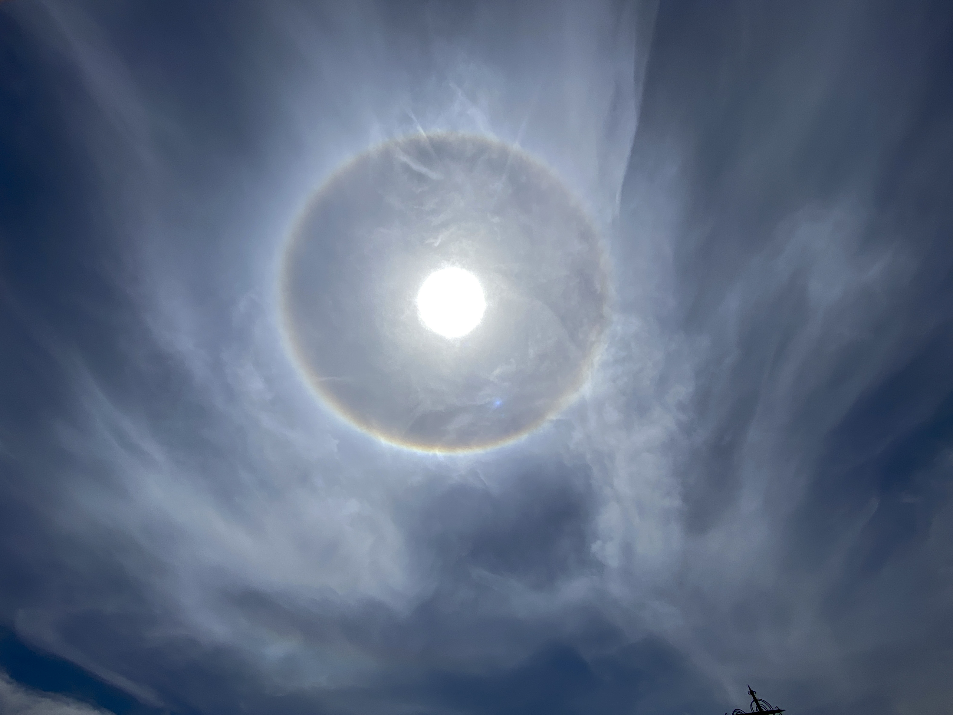 -FOTODELDÍA- TERUEL, 20/05/2022.- Detalle del halo solar producido por la luz del sol que atraviesa diminutos cristales de hielo que se encuentran suspendidos en la parte alta de la atmósfera, este viernes en Teruel. El calor de pleno verano se intensificará en las próximas horas y será el sábado cuando las temperaturas toquen techo hasta alcanzar por el día 40-42 grados en el suroeste y valle del Ebro, con noches tropicales por encima de los 20 grados, y todo ello bajo una nube de polvo en suspensión procedente del Sáhara. EFE/Antonio García