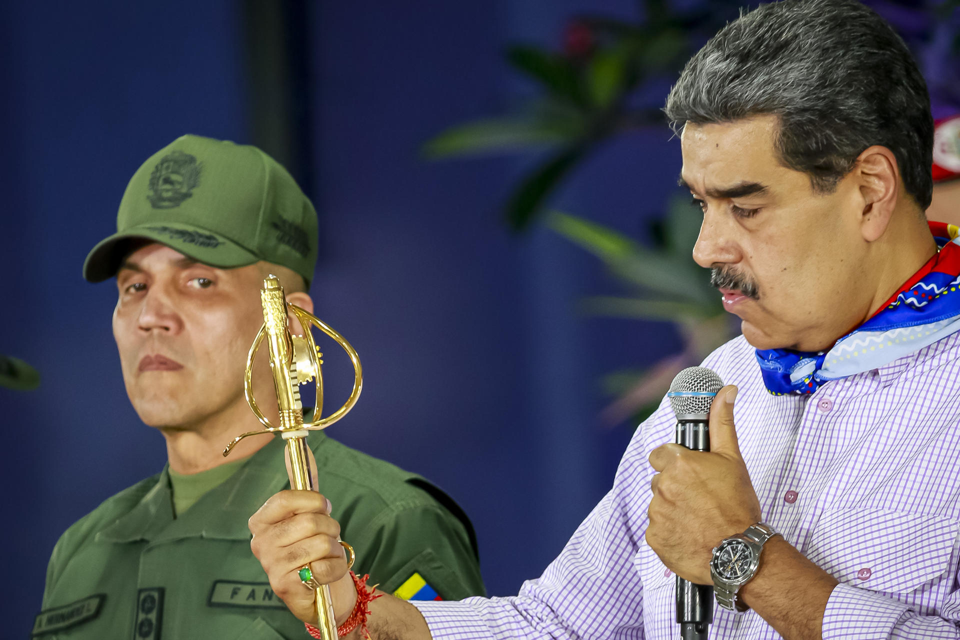 AME689. CARACAS (VENEZUELA), 22/10/2025.- Fotografía cedida por Prensa de Miraflores del presidente de Venezuela, Nicolás Maduro, sosteniendo una espada durante un acto de gobierno este miércoles, en Caracas (Venezuela). Maduro advirtió que su país cuenta con "más de 5.000" misiles antiaéreos rusos denominados Igla-S, que describió como "una de las armas más poderosas que hay" y que, aseguró, tienen el objetivo de garantizar "la tranquilidad" del pueblo venezolano. EFE/ Marcelo Garcia / Palacio Miraflores SOLO USO EDITORIAL/ NO VENTAS / SOLO DISPONIBLE PARA ILUSTRAR LA NOTICIA QUE ACOMPAÑA (CRÉDITO OBLIGATORIO)