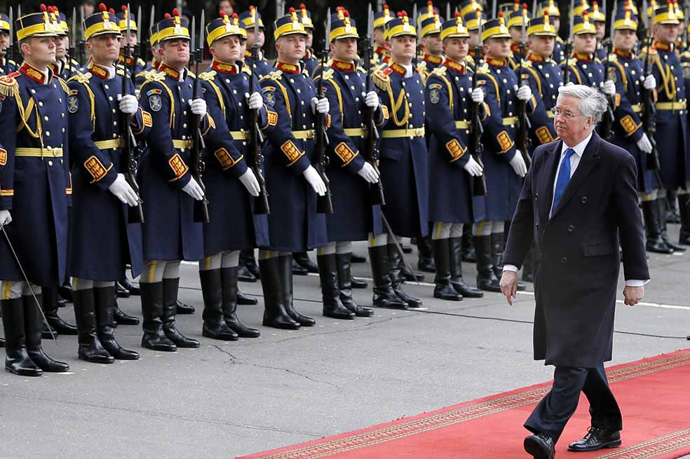 El secretario de Defensa británico, Michael Fallon, durante la ceremonia de bienvenida celebrada en el Ministerio de Defensa en Bucarest, Rumania./ EFE