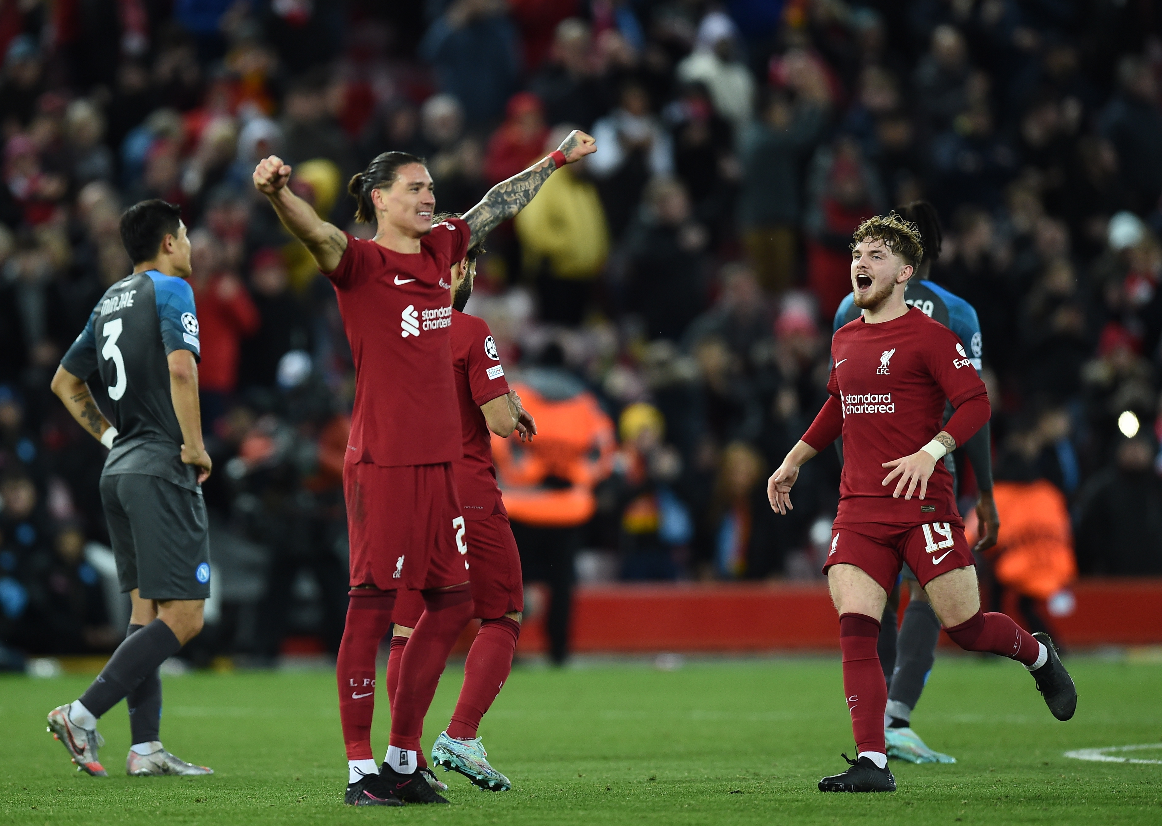 Liverpool (United Kingdom), 01/11/2022.- Liverpool's Darwin Nunez (L) and Harvey Elliott (R) celebrate after the UEFA Champions League group A soccer match between Liverpool FC and SSC Napoli in Liverpool, Britain, 01 November 2022. (Liga de Campeones, Reino Unido) EFE/EPA/PETER POWELL