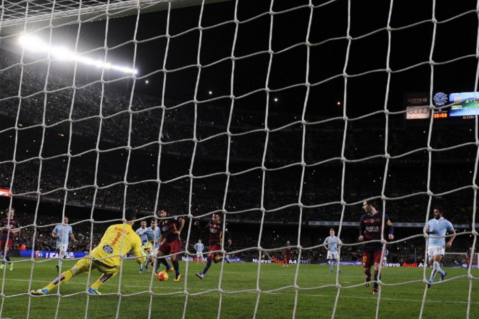 ¿Qué otros penaltis se han pateado de forma similar al de Messi y Suárez?
