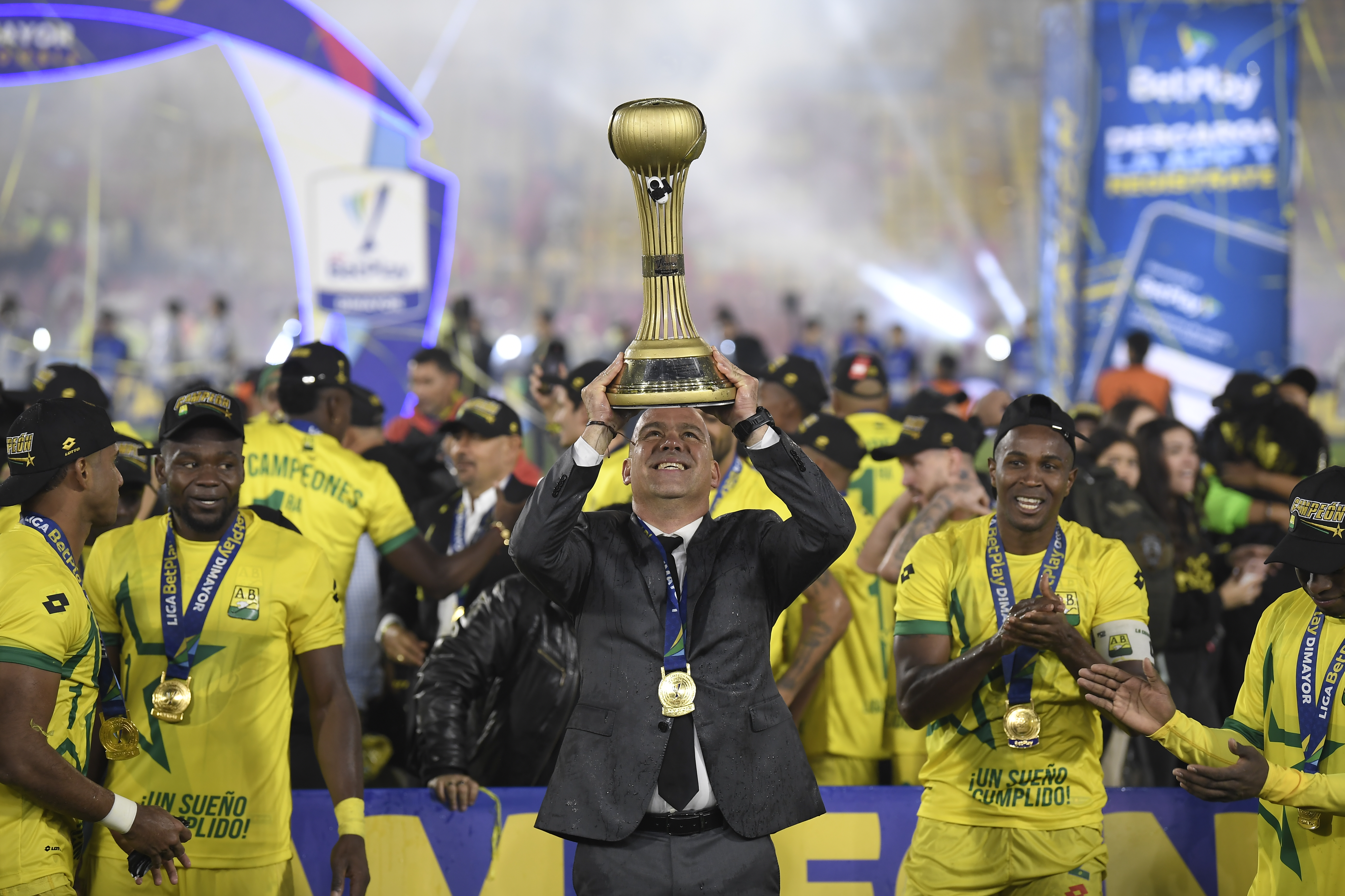 Exfutbolista y técnico venezolano del Bucaramanga, en el partido ante Santa Fe, por la final de la Liga BetPlay 2024-I.