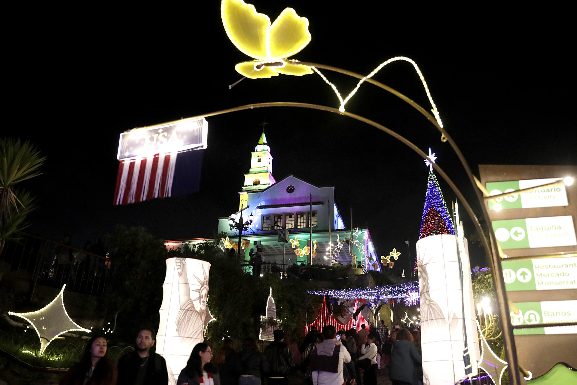 ACOMPAÑA CRÓNICA: COLOMBIA NAVIDAD AME9236. BOGOTÁ (COLOMBIA), 18/12/2025.- Fotografía del 16 de diciembre de 2025 que muestra personas recorriendo la iluminación de Navidad en el cerro Monserrate en Bogotá (Colombia). Al caer la noche, cuando el frío y la neblina abrazan los cerros bogotanos, el de Monserrate se transforma en un sendero de luz que viaja por once países y convoca a familias y turistas a celebrar la Navidad bajo la música de las novenas que resuena en la cima de la capital colombiana. EFE/ Carlos Ortega
