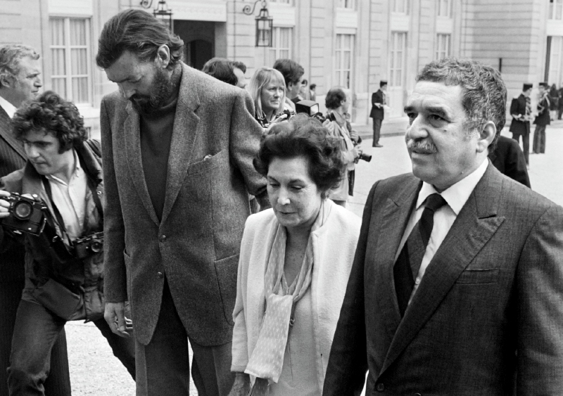 Gabriel García Márquez, en compañia de Julio Cortázar y Hortensia Bussi de Allende, viuda del presidente chileno Salvador Allende, durante la posesión del presidente francés Francois Mitterrand, en 1981.  / AFP