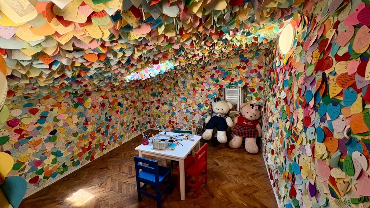 El último piso del Museo de Historias de Amor de Dubrovnik está cubierto con corazones de papel escritos por viajeros de todo el mundo.