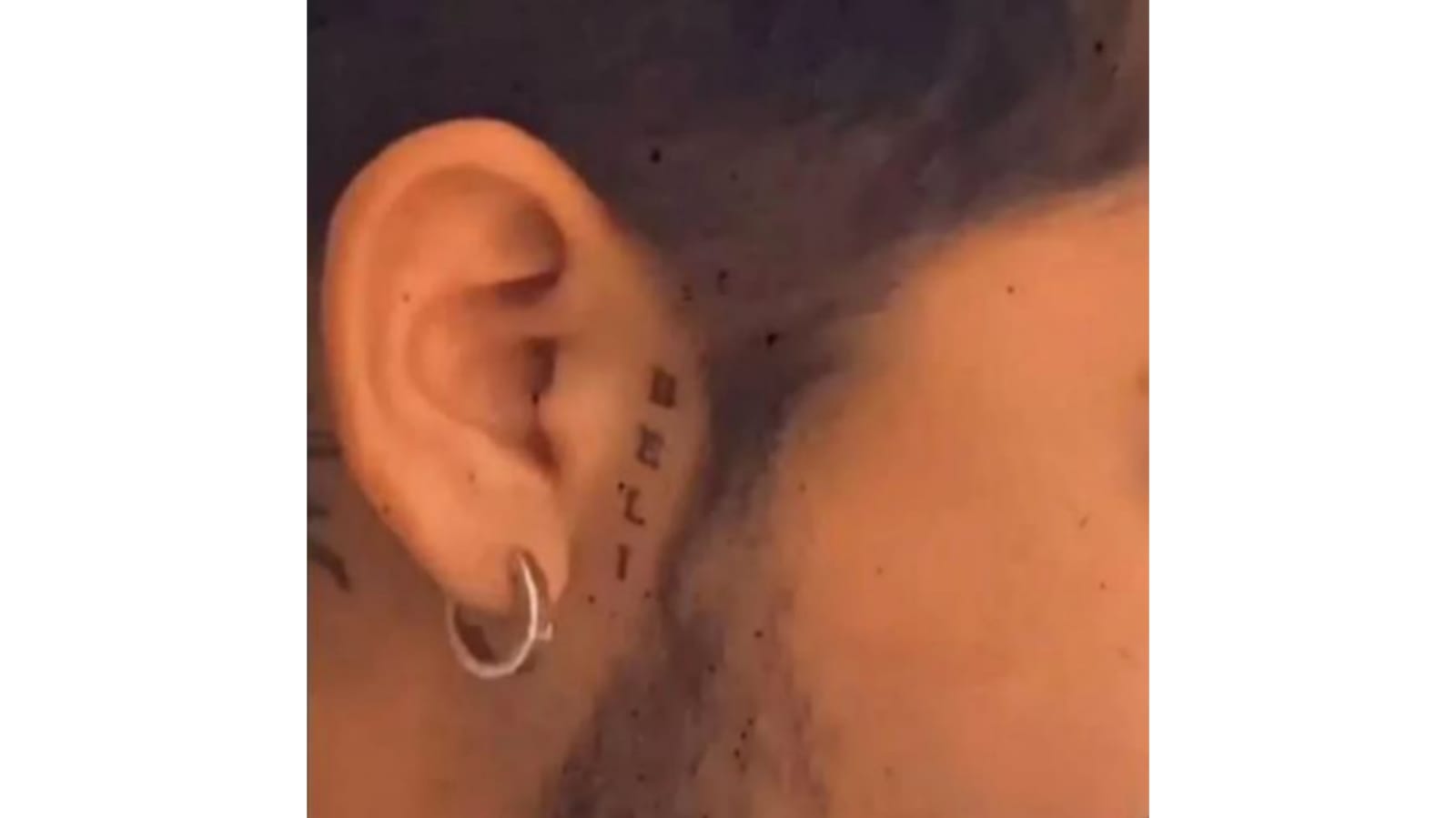 El cantante se tatuó la palabra "Beli" detrás de su oreja.