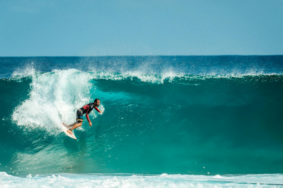 Día del surf: sus beneficios y cómo empezar a practicarlo