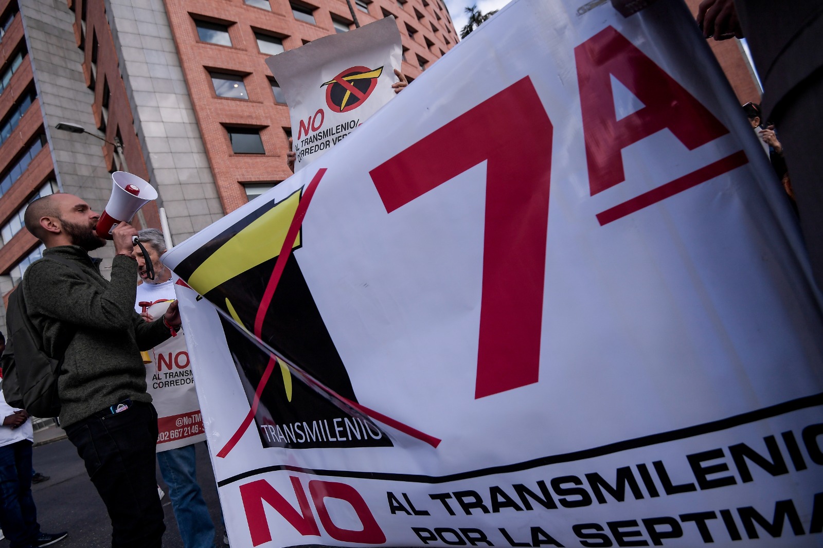 Vecinos de la carrera séptima, en Bogotá, salieron a protestar contra el proyecto.