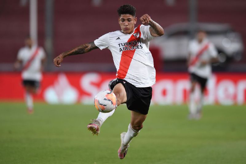Argentina's River Plate Colombian Jorge Carrascal controls the ball during the closed-door Copa Libertadores quarterfinal football match between Argentina's River Plate and Uruguay's Nacional at the Libertadores de America stadium in Buenos Aires, on December 10, 2020. / AFP / POOL / Marcelo Endelli