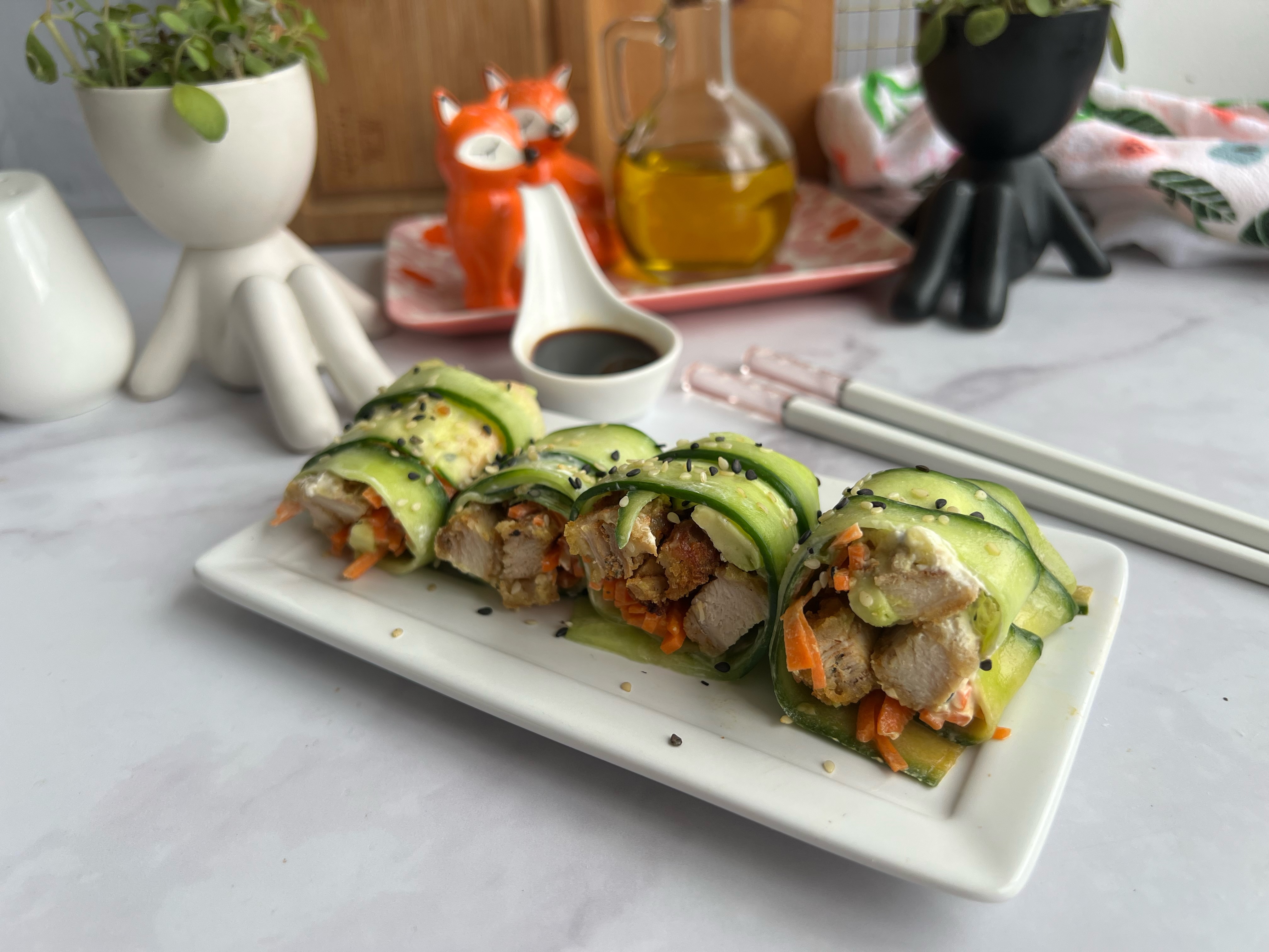 Así se preparan los rollos de pepino y pollo crunchy