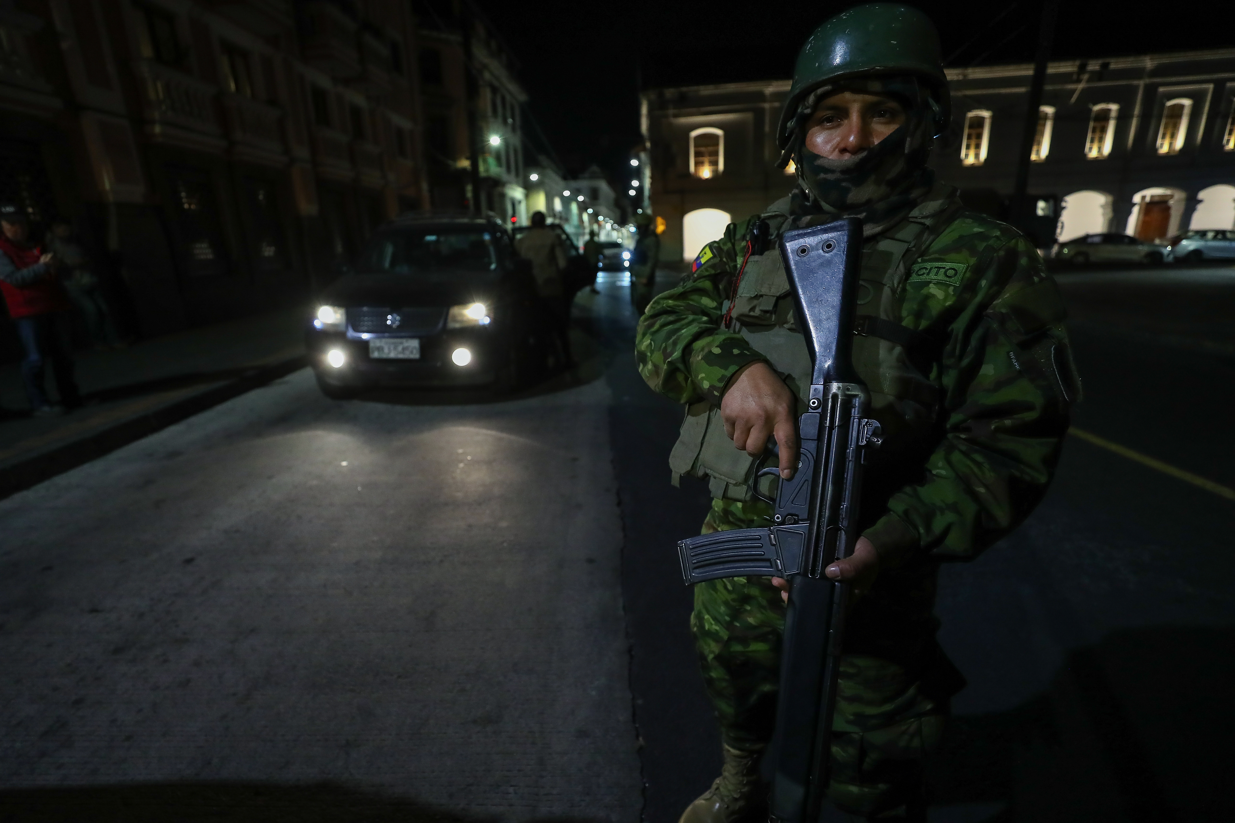 AME916. QUITO (ECUADOR), 18/09/2024.- Militares realizan controles en las calles de Quito tras el inicio de apagones por crisis energética este miércoles, en Quito (Ecuador). Ecuador se quedó en la noche de este miércoles parcial y temporalmente a oscuras con el inicio de un nuevo periodo de apagones programados por la crisis energética que arrastra, debido a la grave sequía que se registra en sus principales centrales hidroeléctricas, lo que impide abastecer la demanda nacional de electricidad. EFE/ José Jácome
