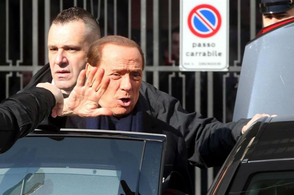 Berlusconi subasta un almuerzo con él para recaudar dinero y afrontar daños de los terremotos