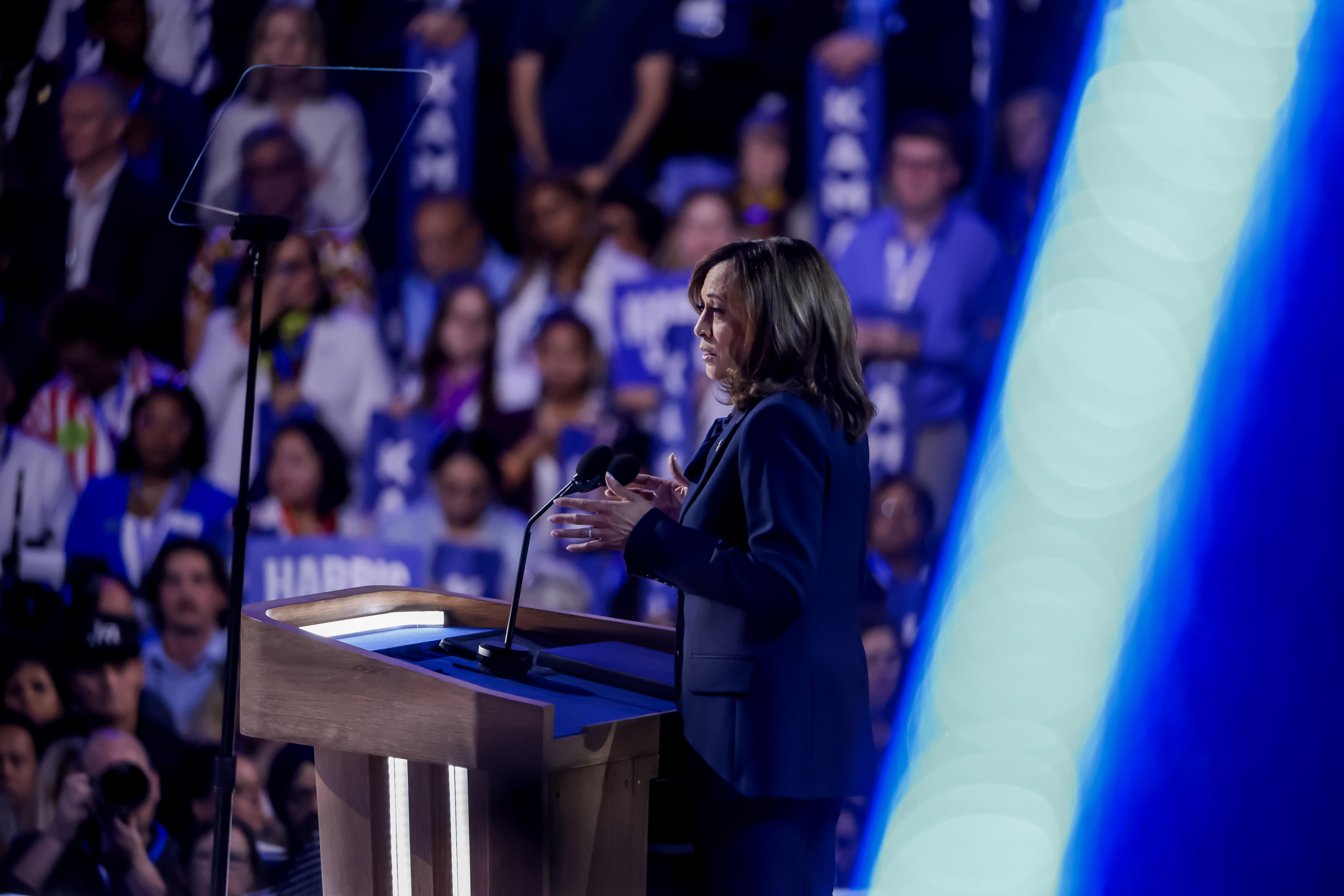 Chicago (United States), 22/08/2024.- Democratic presidential nominee and US Vice President Kamala Harris speaks during the final night of the Democratic National Convention (DNC) at the United Center in Chicago, Illinois, USA, 22 August 2024. The 2024 Democratic National Convention is being held from 19 to 22 August 2024, during which delegates of the United States' Democratic Party will vote on the party's platform and ceremonially vote for the party's nominee for president, Vice President Kamala Harris, and for vice president, Governor Tim Walz of Minnesota, for the upcoming presidential election. (Estados Unidos) EFE/EPA/JUSTIN LANE