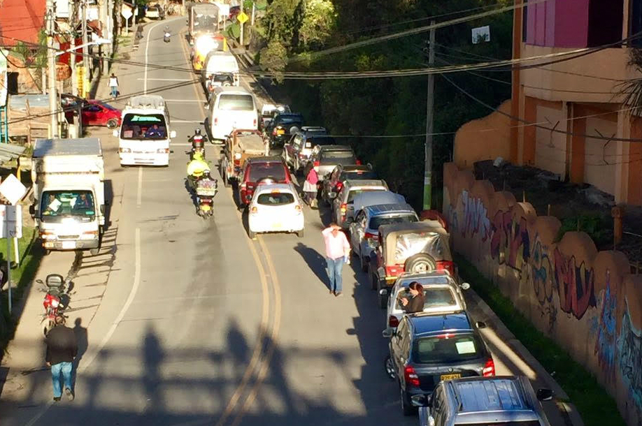Habitantes de La Calera realizan plan tortuga por cambio en beneficios del peaje