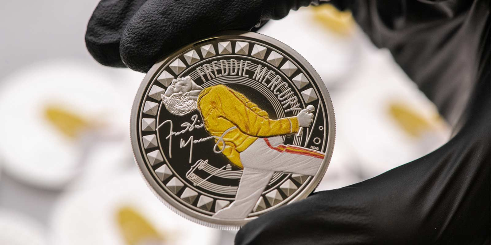 LONDRES, 18/11/2025.- La Real Casa de la Moneda británica (Royal Mint) anunció este martes el lanzamiento de una moneda conmemorativa del cantante Freddie Mercury, con motivo del 40 aniversario de su icónica actuación en el concierto de Live Aid en 1985 y del lanzamiento de su primer álbum de estudio en solitario. EFE/ Royal Mint - SOLO USO EDITORIAL/SOLO DISPONIBLE PARA ILUSTRAR LA NOTICIA QUE ACOMPAÑA (CRÉDITO OBLIGATORIO) -