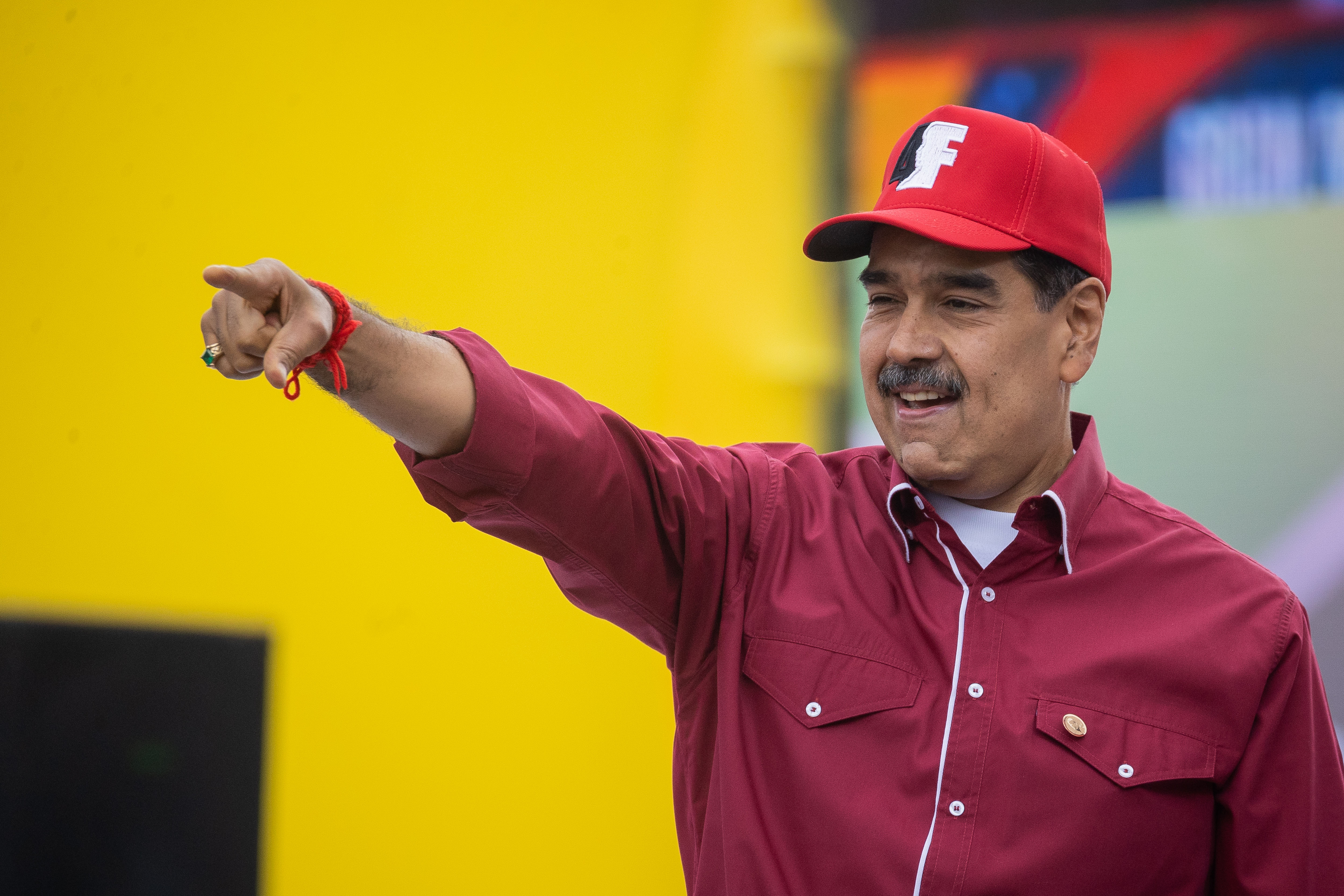 AME7216. CARACAS (VENEZUELA), 04/02/2025.- El líder chavista Nicolás Maduro saluda durante un homenaje a Hugo Chávez este martes, en Caracas (Venezuela). El titular de Interior de Venezuela, Diosdado Cabello, dijo que el mejor homenaje que se le puede dar a Hugo Chávez (1999-2013), al conmemorarse los 33 años del fallido golpe de Estado que el fallecido exgobernante encabezó como teniente coronel, es que el oficialismo permanezca en unidad. EFE/ Rayner Peña R