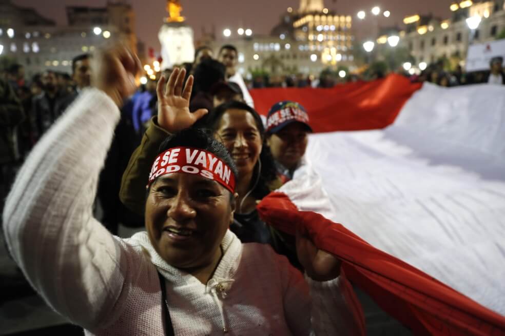 Organizaciones sociales y colectivos civiles participan en una movilización para respaldar la disolución del Congreso de Perú y la convocatoria de nuevas elecciones parlamentarias. / EFE