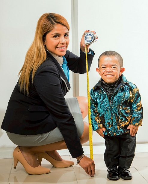 la representante de Guinness World Records en América Latina, Natalia Ramírez mide la estatura de Edward Niño Hernández ganador del record Guinness como el hombre más pequeño del mundo.Fotografía cedida por el Guinness World RecordsTambién le puede interesar:Más de 230.000 familias campesinas dependen del cultivo de coca en Colombia