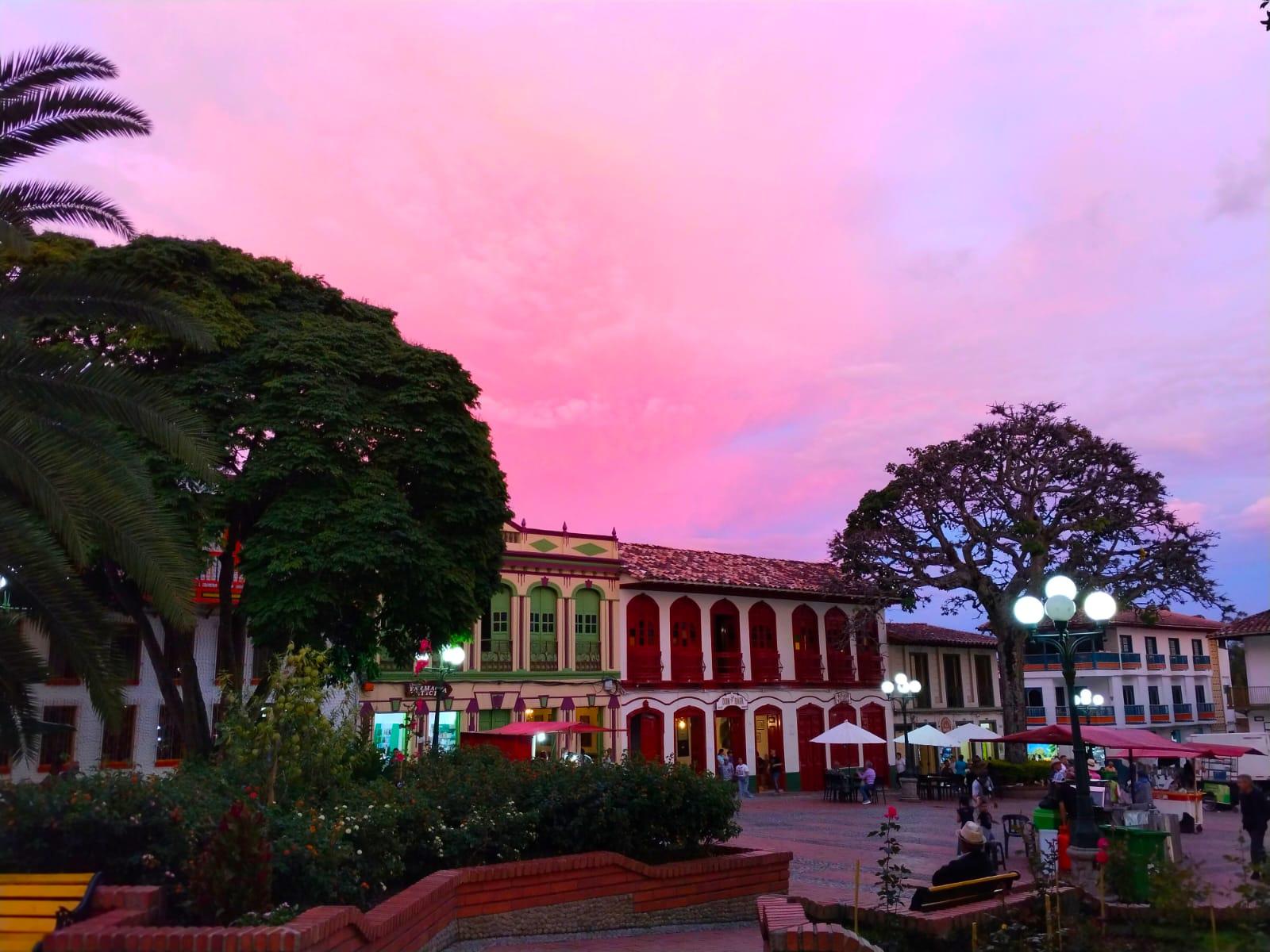 Jericó es famoso por su arquitectura colonial, calles adoquinadas y ambiente relajado.  Además, es la cuna de Santa Laura Montoya, la primera santa colombiana.