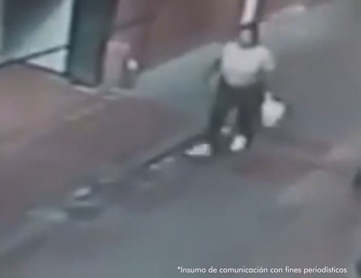 Tomas de la mujer agrediendo a ciudadanos con un cuchillo.