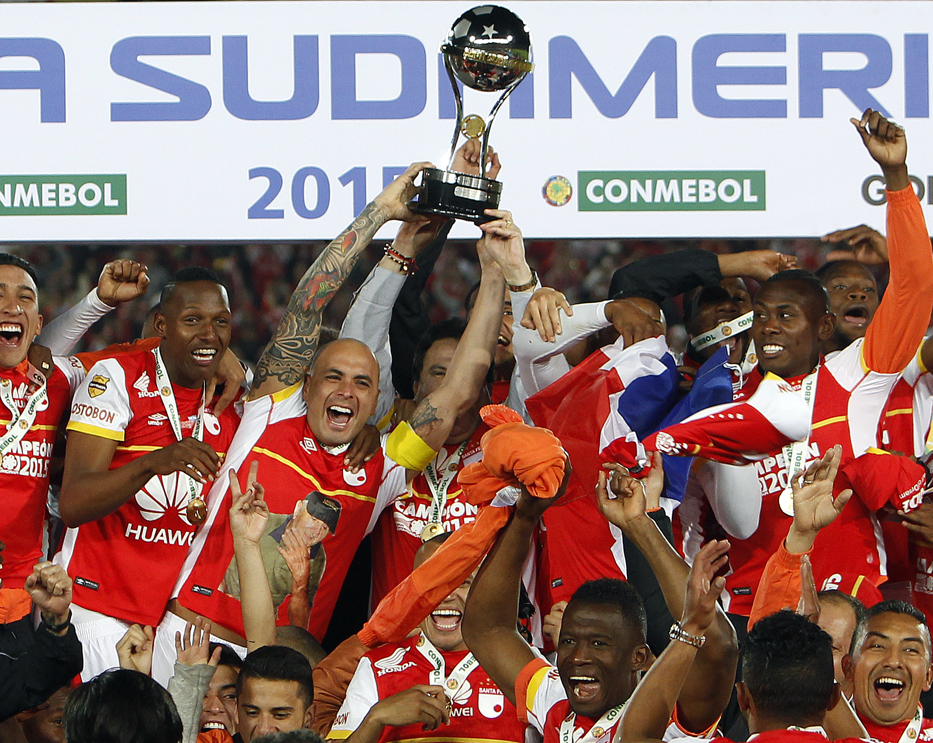 Ómar Pérez, el máximo ídolo de la historia de Santa Fe, levanta el trofeo de la Copa Sudamericana.