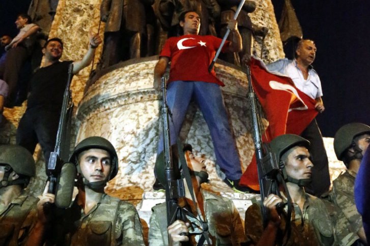 Unión Europea condena intento de golpe en Turquía y respalda instituciones