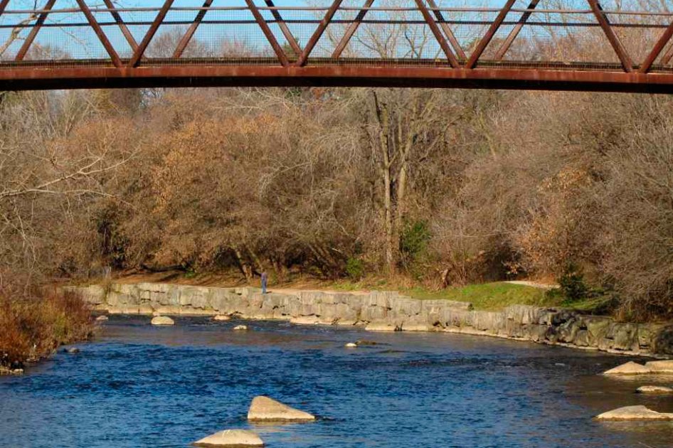 Partes del cuerpo desmembrado de una mujer hallados en río de Canadá