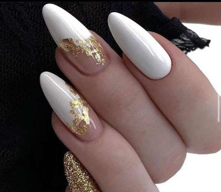 Uñas blancas con dorado