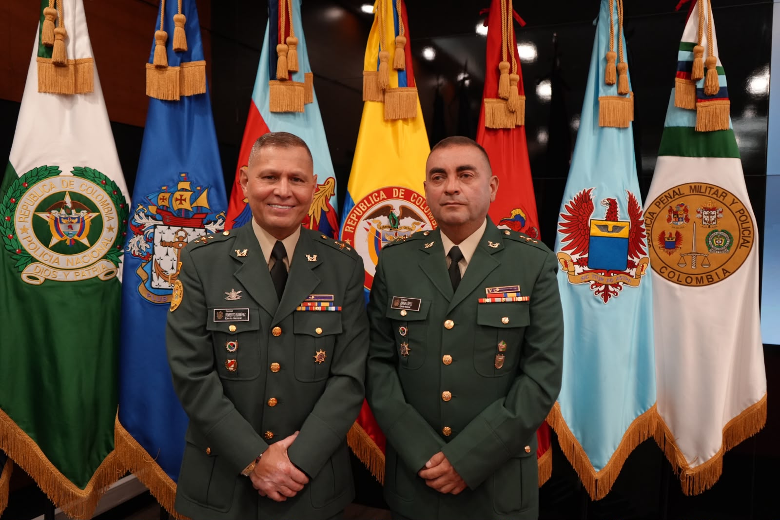 El coronel Roberto Ramírez García (izq.) fue elegido como presidente y el coronel Jorge Nelson López Galeano (der.) fue elegido como vicepresidente.