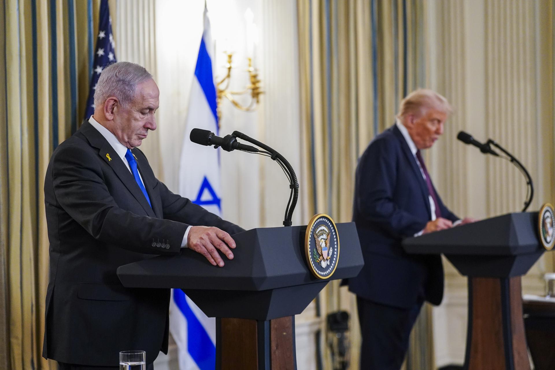 WASHINGTON (United States), 29/09/2025.- US President Donald Trump (R) and Israeli Prime Minister Benjamin Netanyahu (L) participate in a joint press conference in the State Dining Room of the White House in Washington, DC, USA, 29 September 2025. In their Oval Office meeting, Trump pressed Netanyahu to accept a peace deal to end Israel’s on-going war in Gaza, and for Hamas to free their remaining hostages. EFE/EPA/WILL OLIVER / POOL
