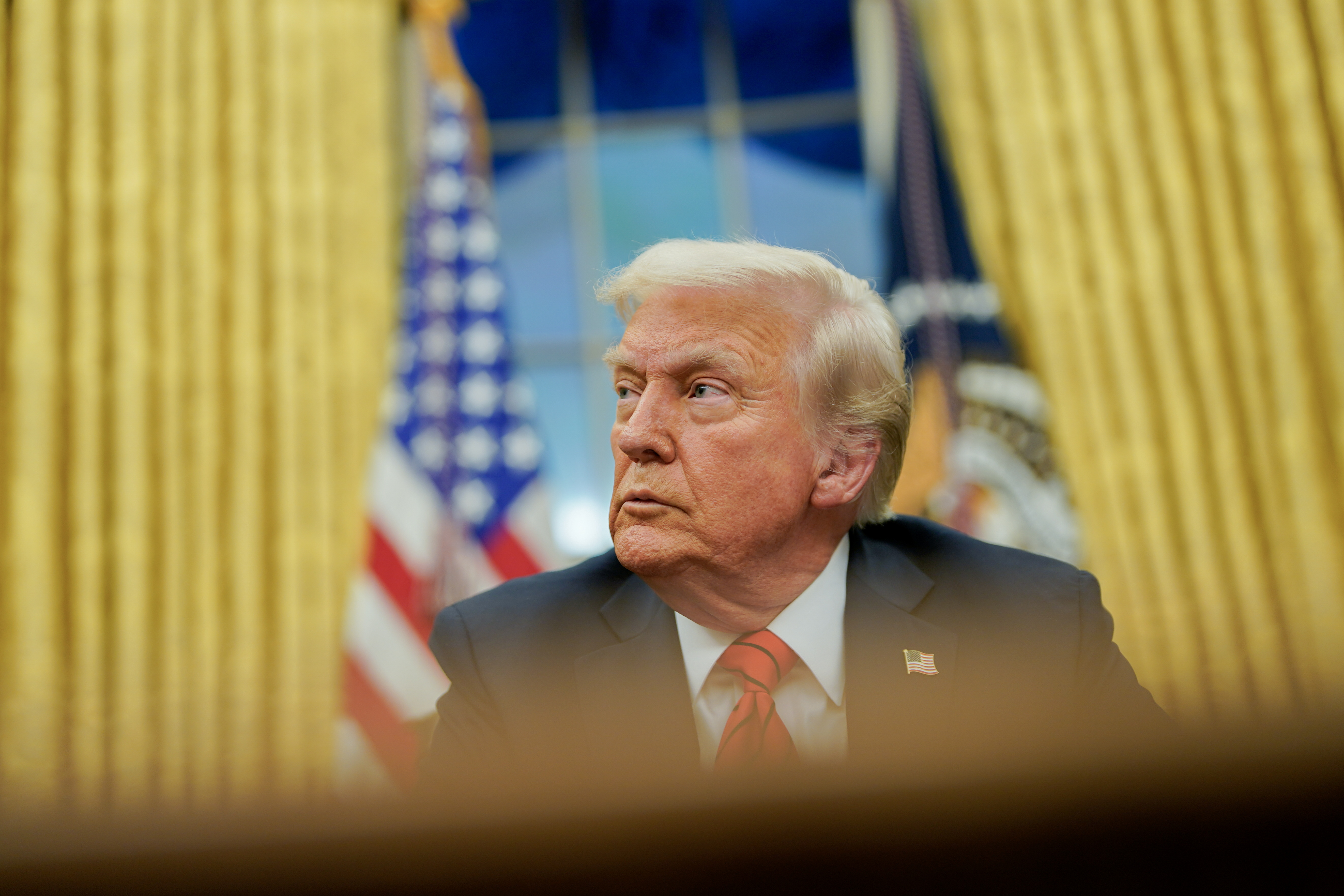 Aun con los aranceles en los tribunales, Trump vuelve a su herramienta favorita