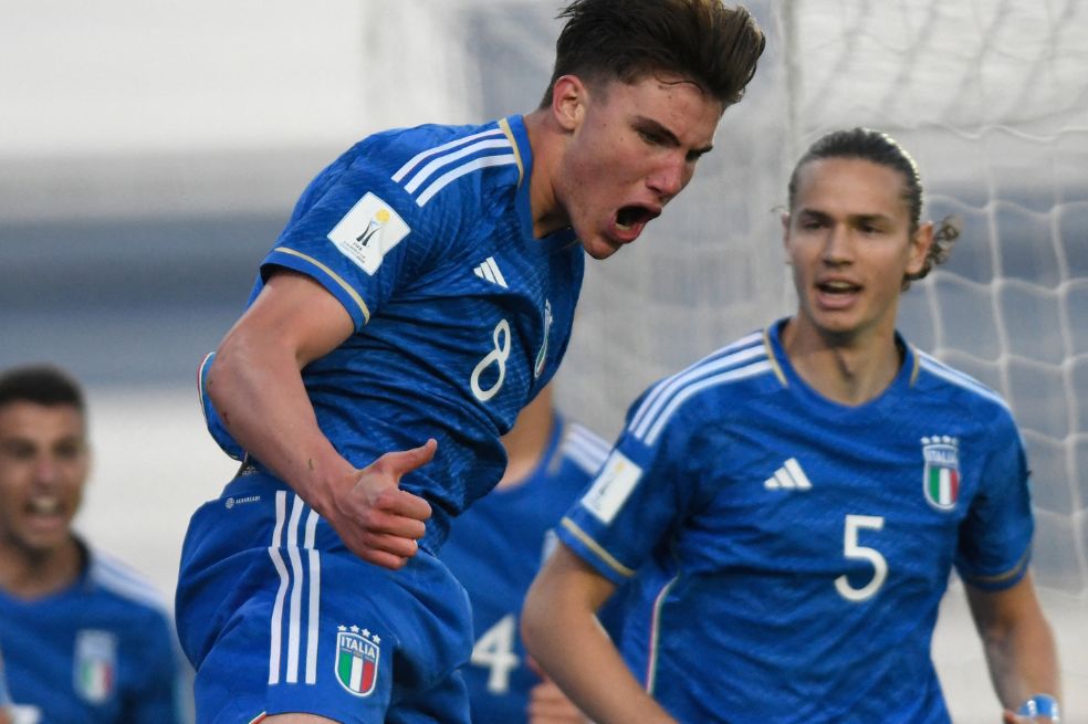 Cesare Casadei (izq.) celebra uno de los goles de Italia en el partido contra Colombia en el Mundial sub-20.
