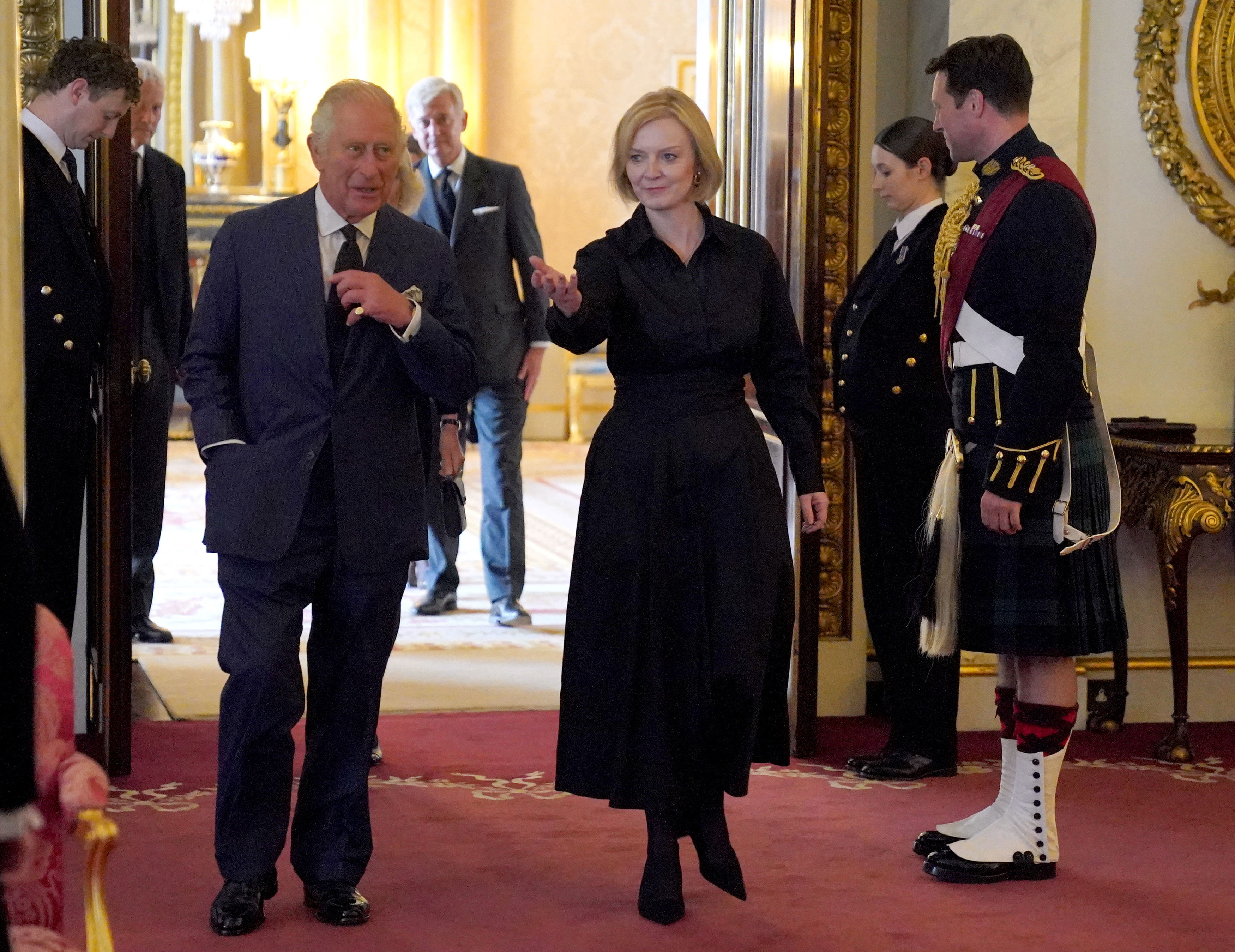 El rey Carlos III (2do L) tiene una audiencia con la primera ministra Liz Truss (C) y miembros de su gabinete en la Sala 1844, en el Palacio de Buckingham en Londres el 10 de septiembre de 2022. - El rey Carlos III se comprometió a seguir el ejemplo de su madre de "servicio de por vida" en su discurso inaugural ante Gran Bretaña y la Commonwealth el viernes, después de ascender al trono tras la muerte de la reina Isabel II el 8 de septiembre.