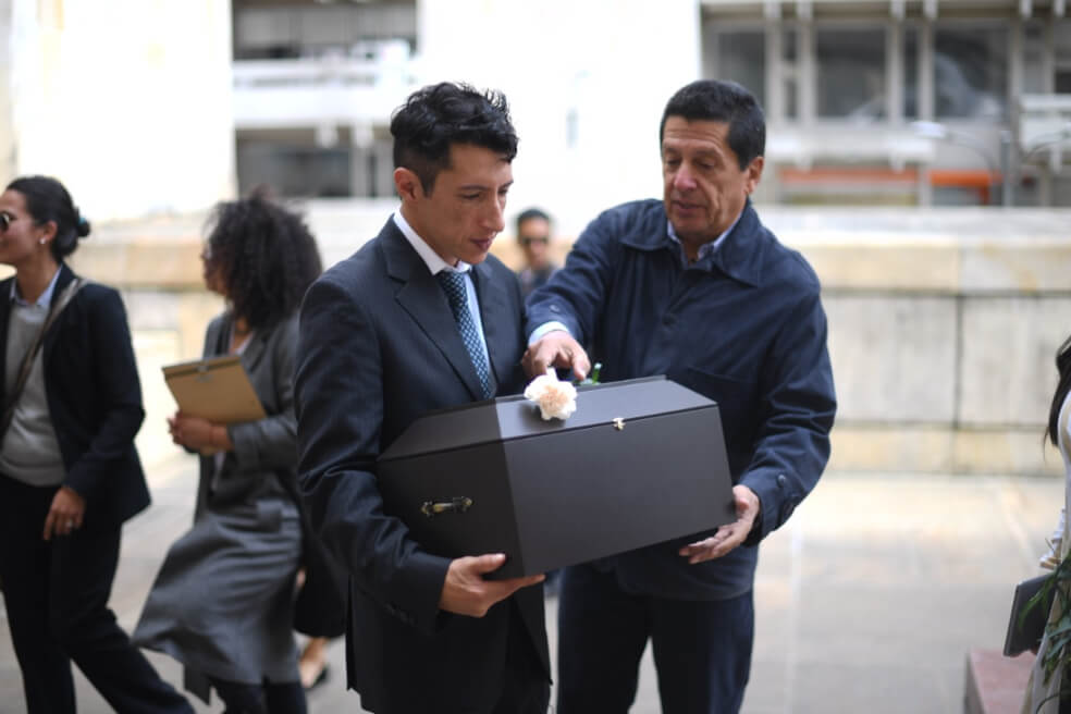 Familiares de Gloria Anzola, desaparecida en el Palacio de Justicia, recibieron sus restos