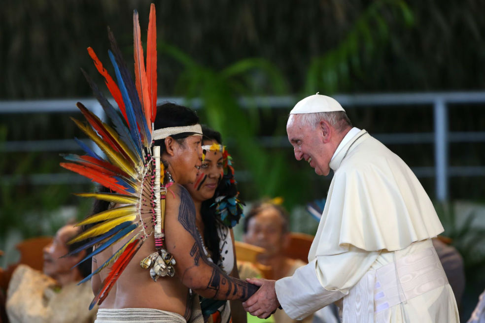 El Papa Francisco comenzó su gira por Perú en Puerto Maldonado, entrada a la selva amazónica. Este gesto no es gratuito: la defensa por la Amazonía fue su tema principal. / EFE