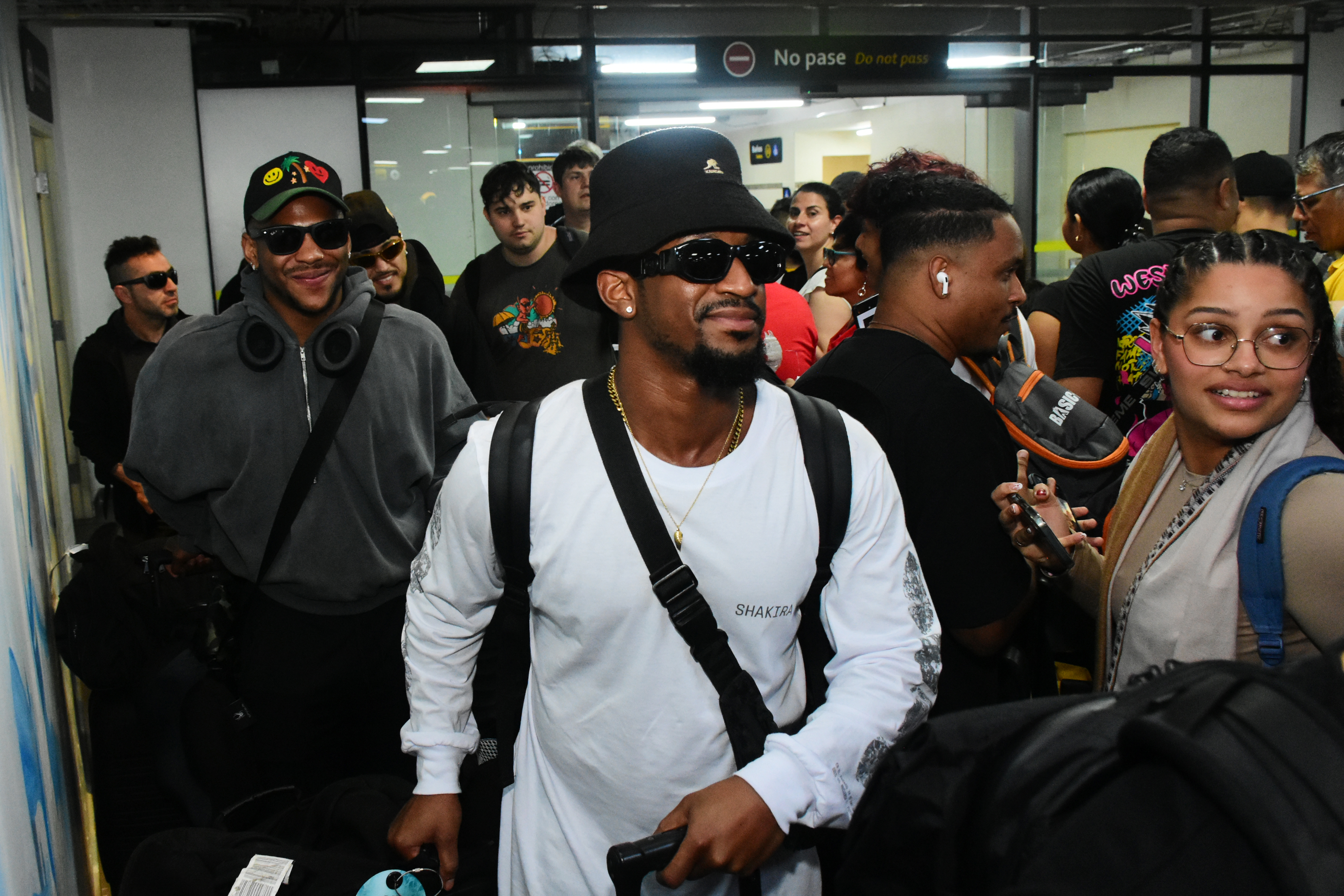 AME1261. BARRANQUILLA (COLOMBIA), 18/02/2025.- Integrantes del equipo musical de la cantante colombiana Shakira llegan este martes al aeropuerto Ernesto Cortissoz en Barranquilla (Colombia). Shakira se presentará en su natal Barranquilla los próximos 20 y 21 de febrero y para recibir a su hija más ilustre esta ciudad colombiana se preparó con un 'Shakiverso' al aire libre, un recorrido por la carrera musical de 'La Loba'. EFE/ Aleidys Coll